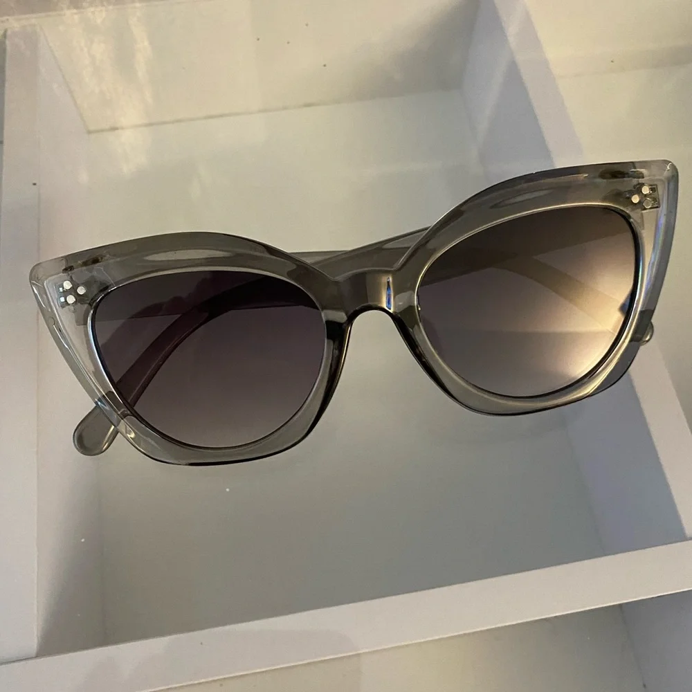 Gray cat-eye framed sunglasses - Picture 3 of 6